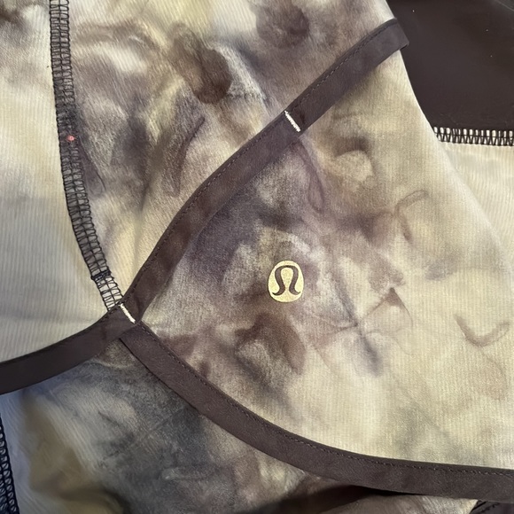 Lululemon shorts- size 8 - Picture 3 of 4